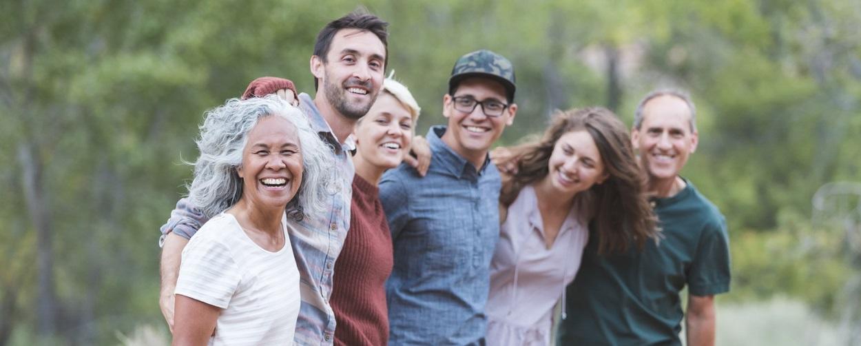 Entraide faire un don plusieurs personnes bras dessus dessous multigénérationnel
